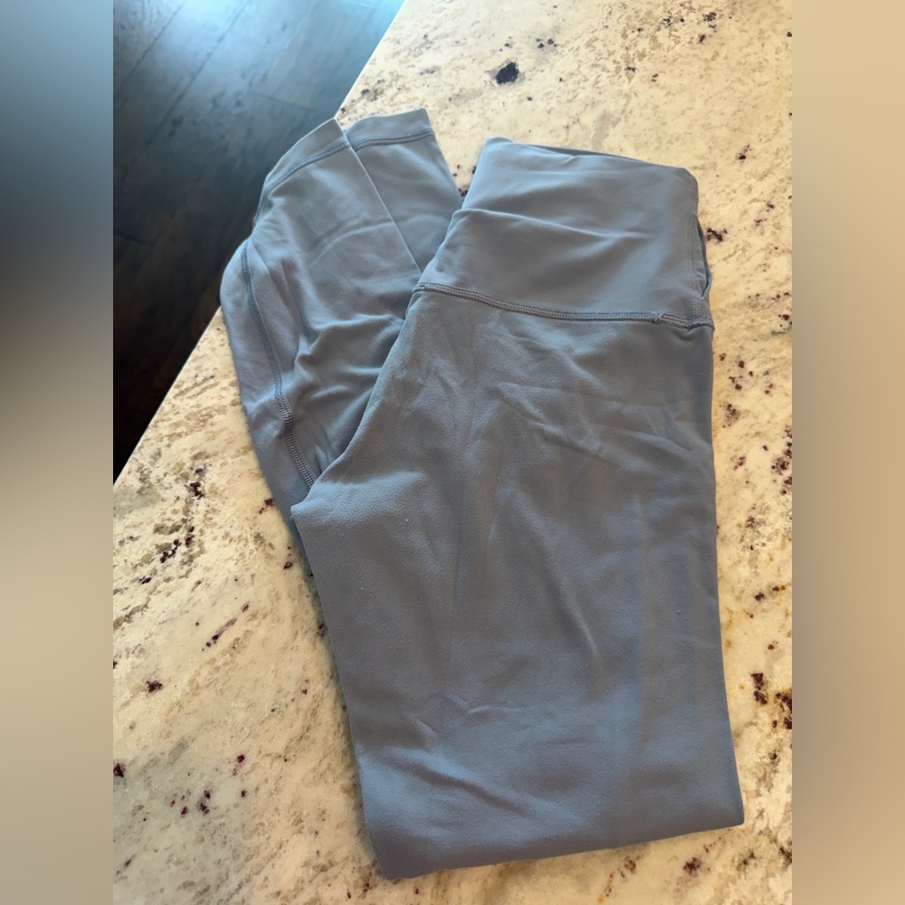 Lululemon leggings Align size 4, 25”
Light blue, first picture shows true color.
